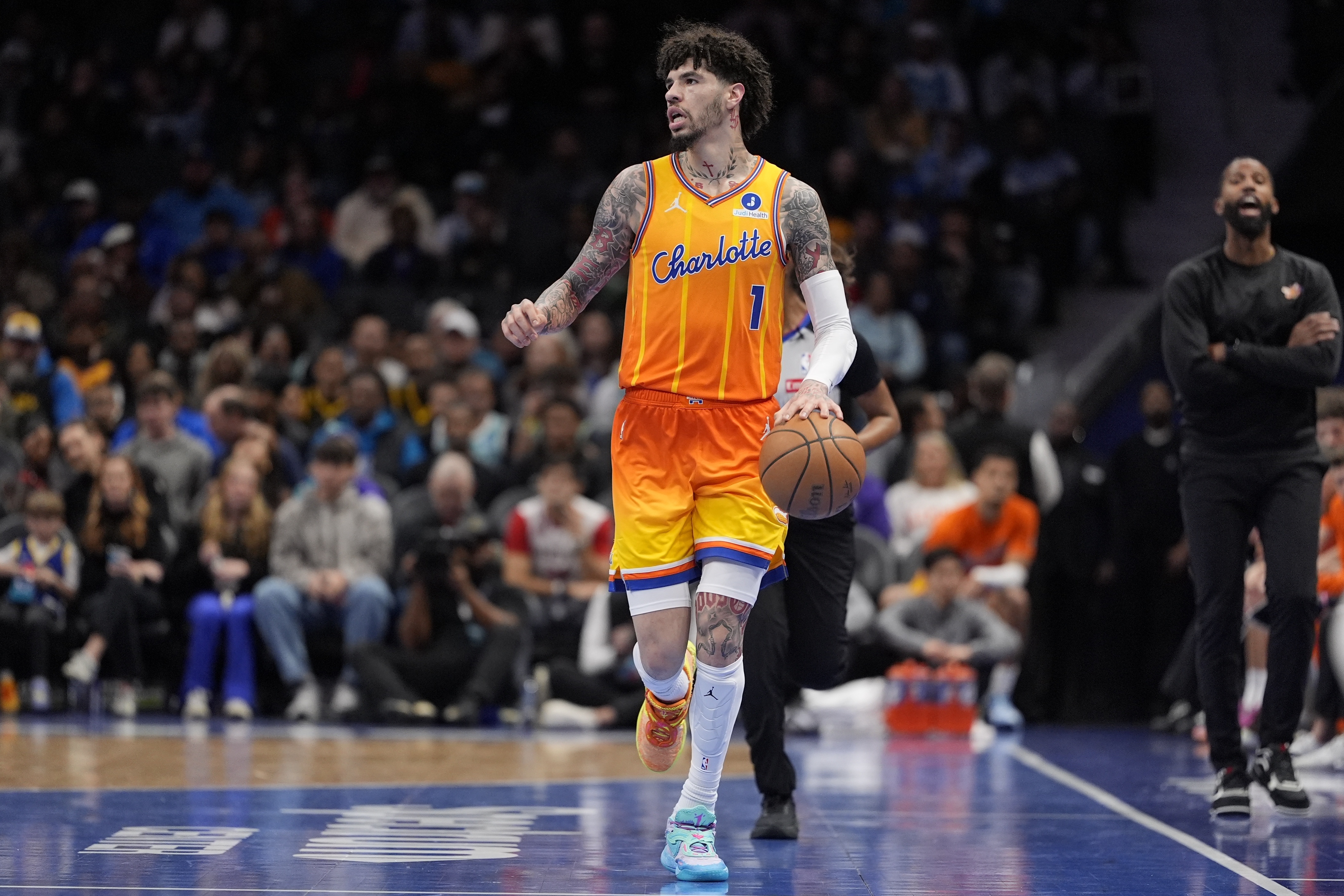 九游官方平台-阿里纳斯：黄蜂根本不需要成绩 留着鲍尔让他卖票就行了