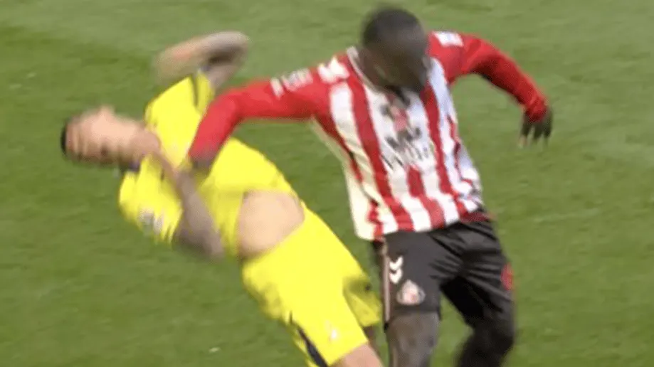 九游游戏中心-布罗比肘击波罗仅染黄，球迷愤怒：换成罗梅罗早被终身禁赛